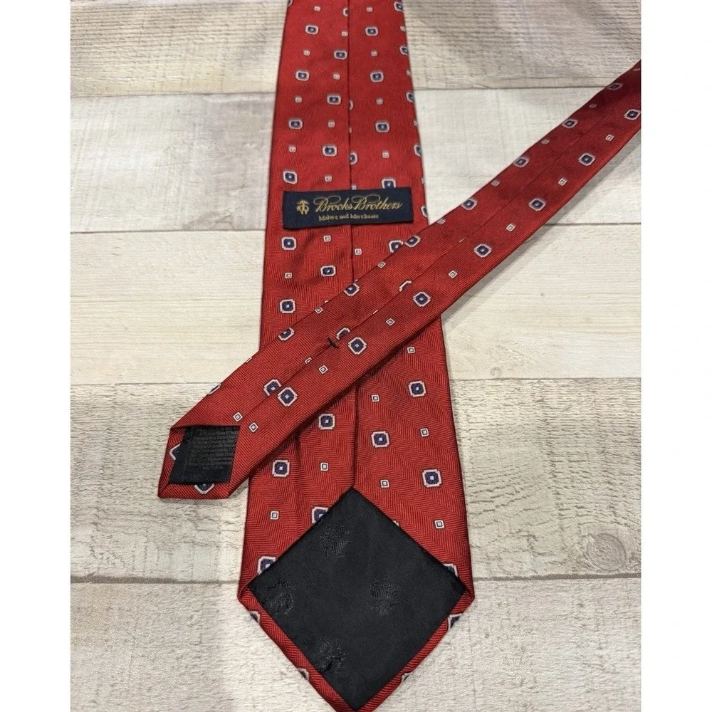Brooks Brothers Makers and Merchants Mens Red Geometric Silk Tie 60 Inch